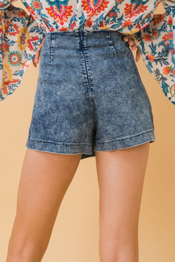 Casual with an edge, the Tahlia skort features an acid wash finish with a sleek front cover detail.