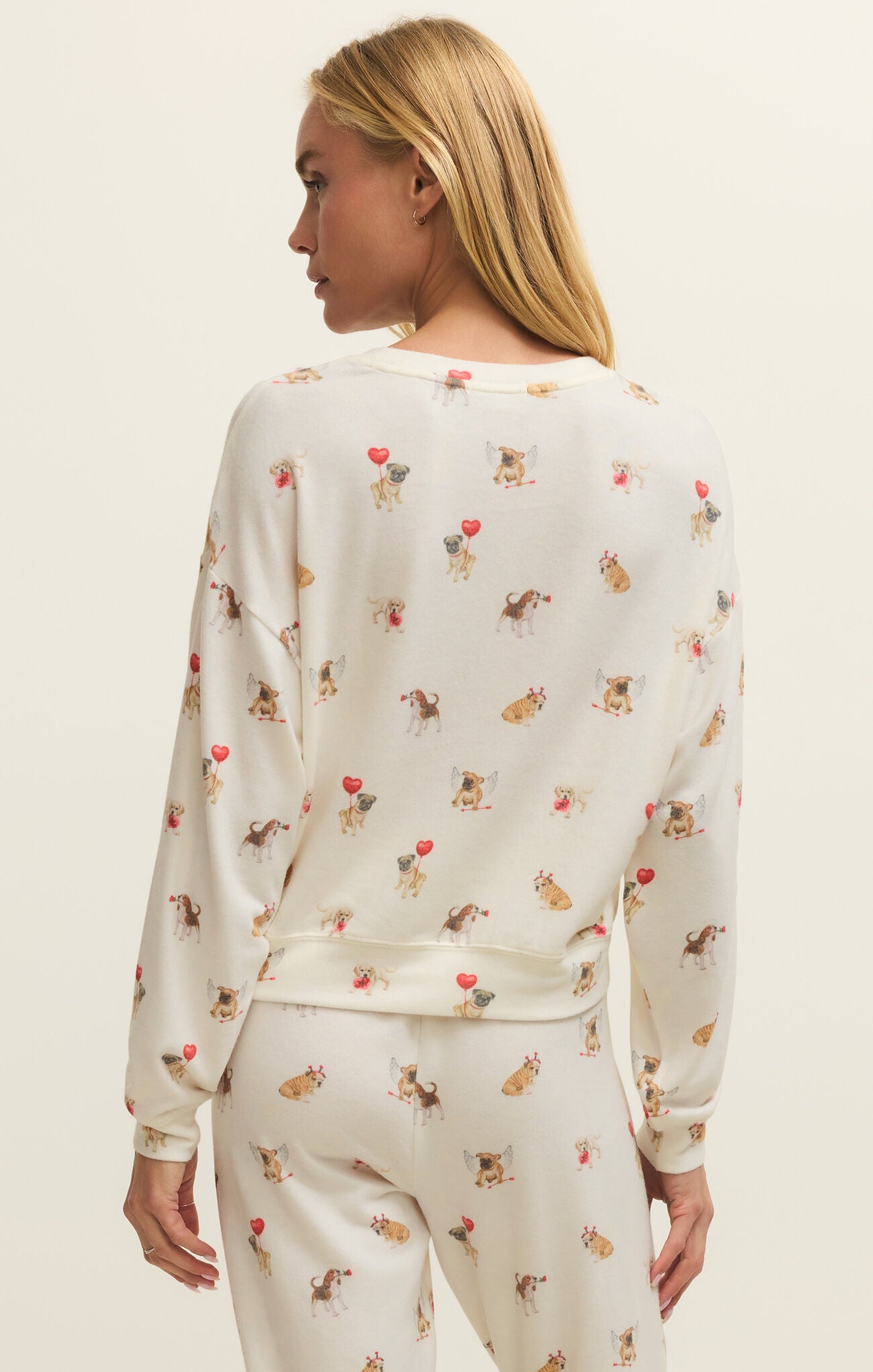 Z Supply Bisous Love Pup Top delivers ultra-soft comfort and a relaxed, midweight feel in a perfectly cropped silhouette.