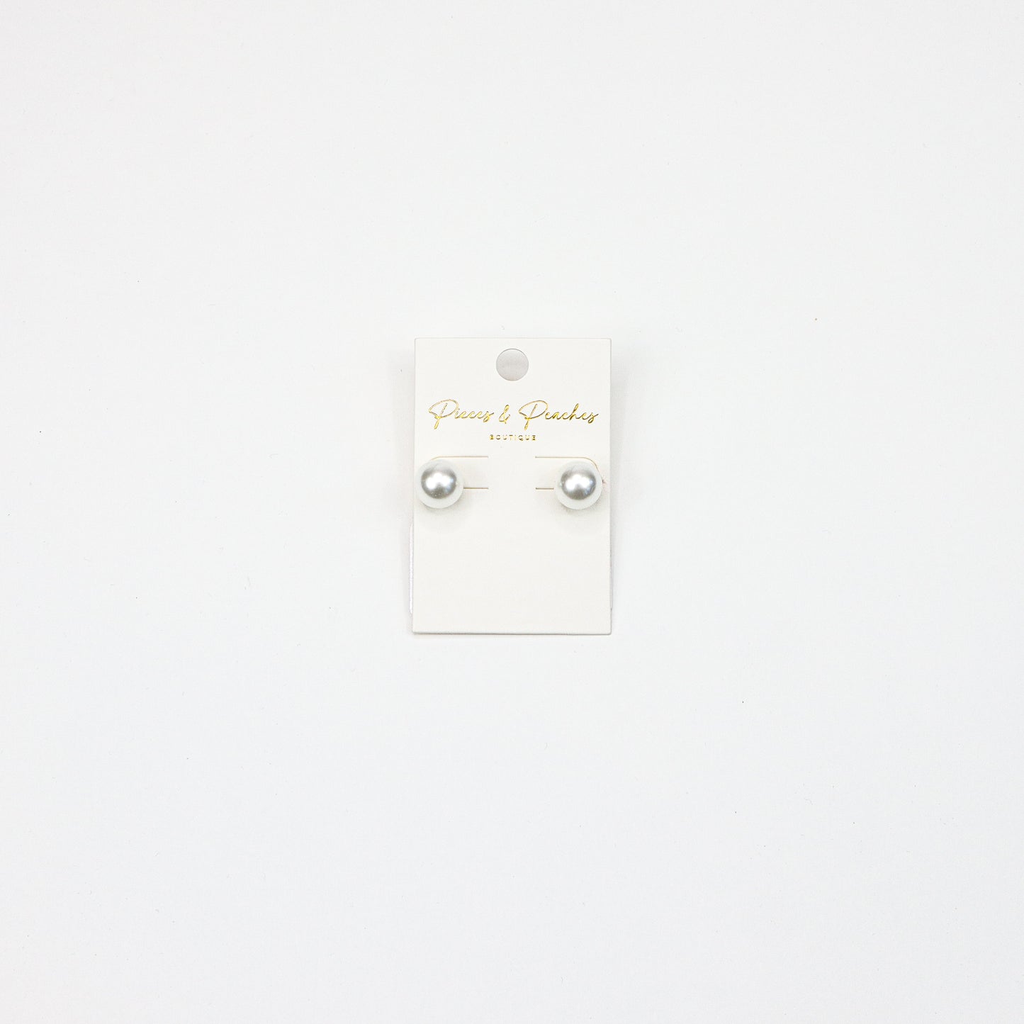 Classic pearl stud earrings with a luminous finish, perfect for a timeless and sophisticated look