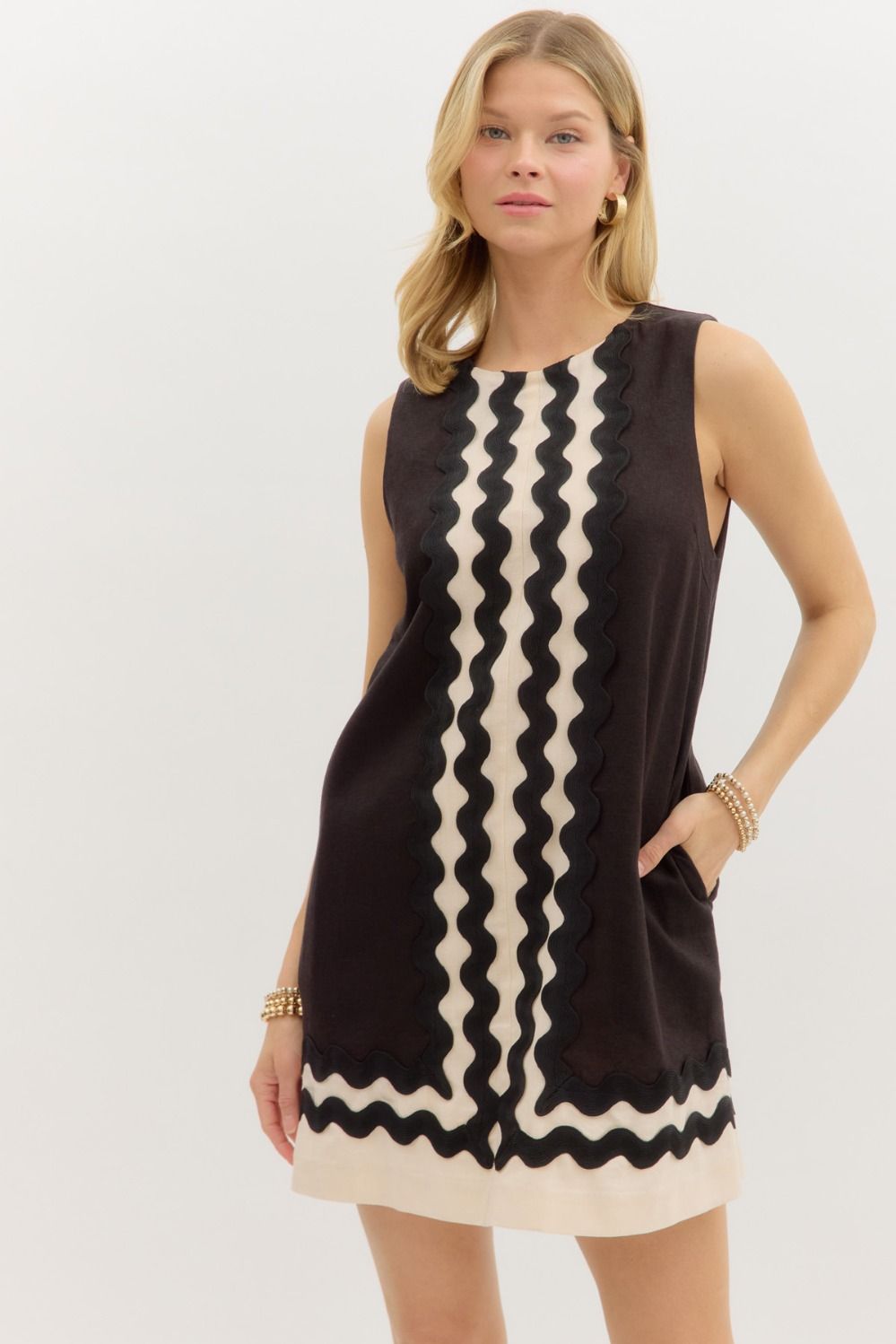 The Maya mini dress blends bold colorblocking with an oversized ricrac trim accent at the front, adding a fun and unique twist to this sleeveless design.
