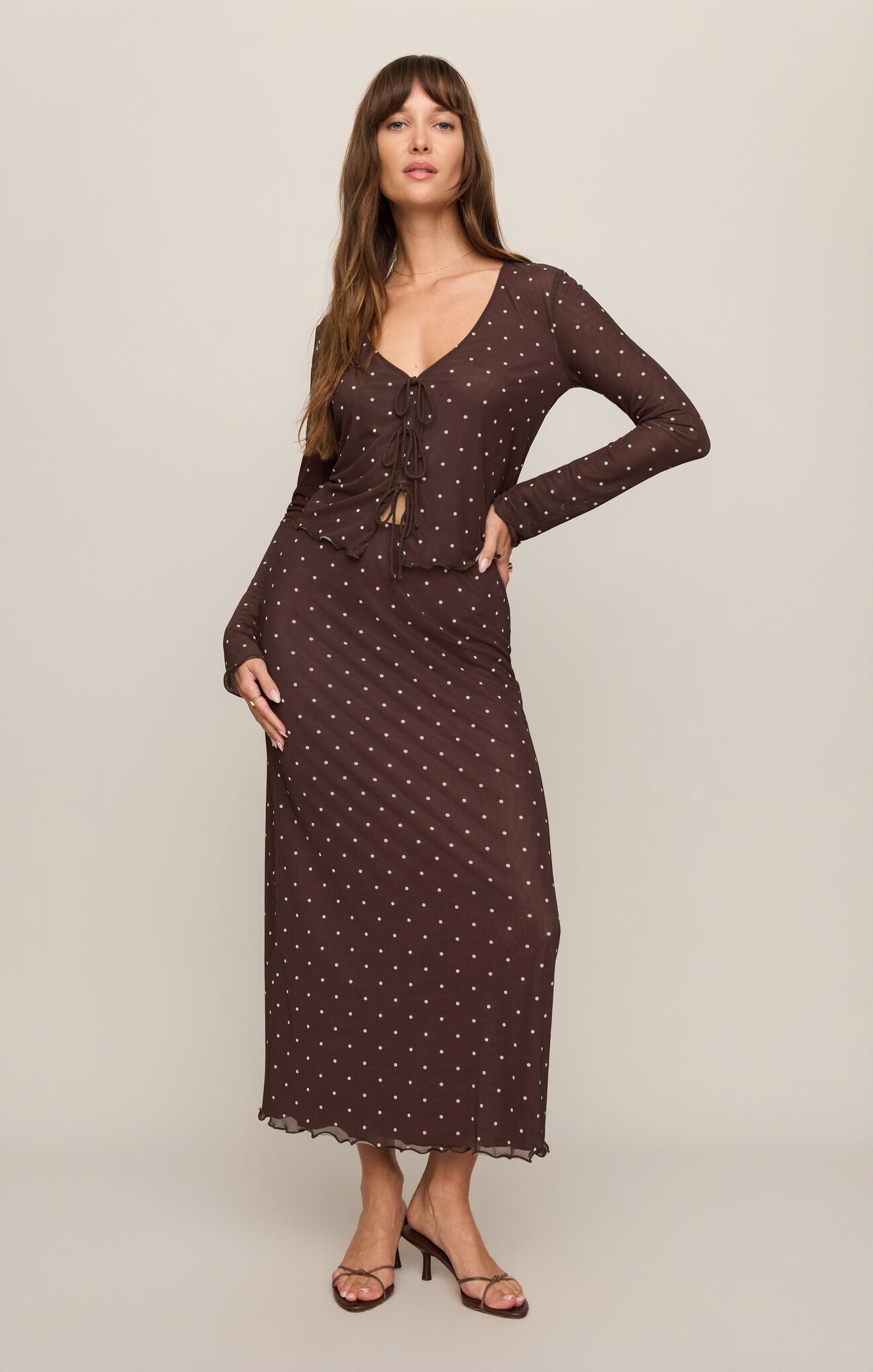 A chic mesh midi skirt featuring a high-rise elastic waistband, comfortable stretch fabric, and a lined silhouette for effortless feminine style.
