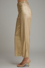 Shine with effortless sophistication in these metallic wide-leg pants featuring a flattering silhouette, classic pockets, and a comfortable touch of stretch.