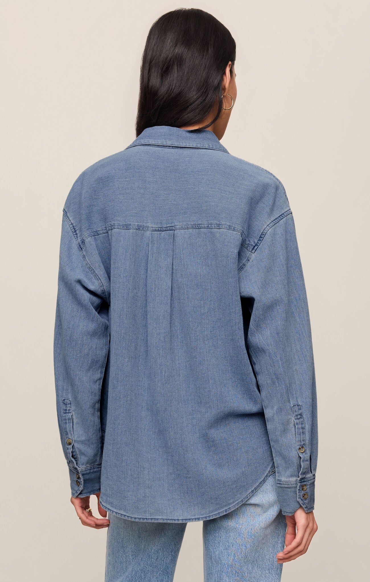 back of cotton indigo twill shirt featuring a collared neckline, 3/4 sleeves, denium