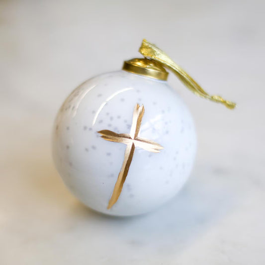 With a beautiful frosted glass finish, this ornament is sure to look perfect on any Christmas tree! 