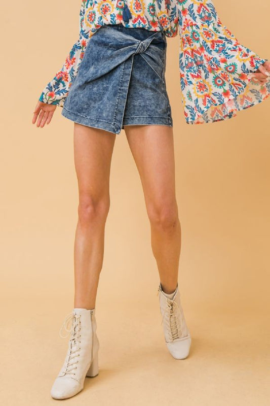 Casual with an edge, the Tahlia skort features an acid wash finish with a sleek front cover detail.
