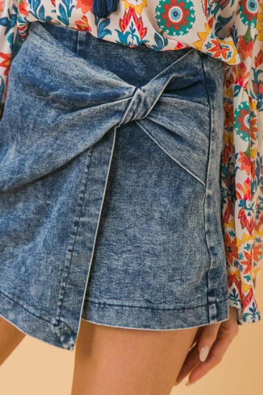Casual with an edge, the Tahlia skort features an acid wash finish with a sleek front cover detail.
