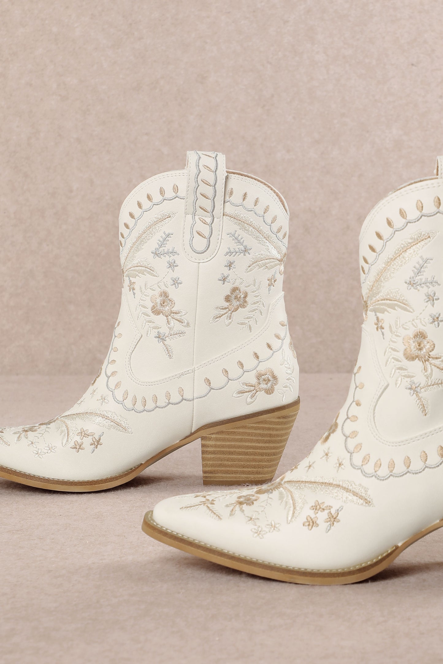 Corral - Botanical Embroidered Cowgirl Boots