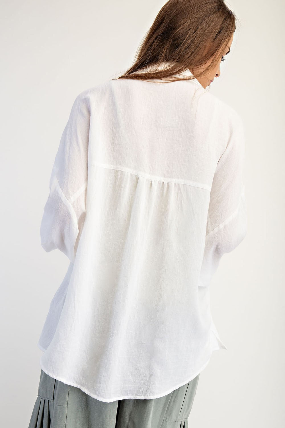 Women's linen-blend relaxed fit button-down shirt with spread collar and long sleeves