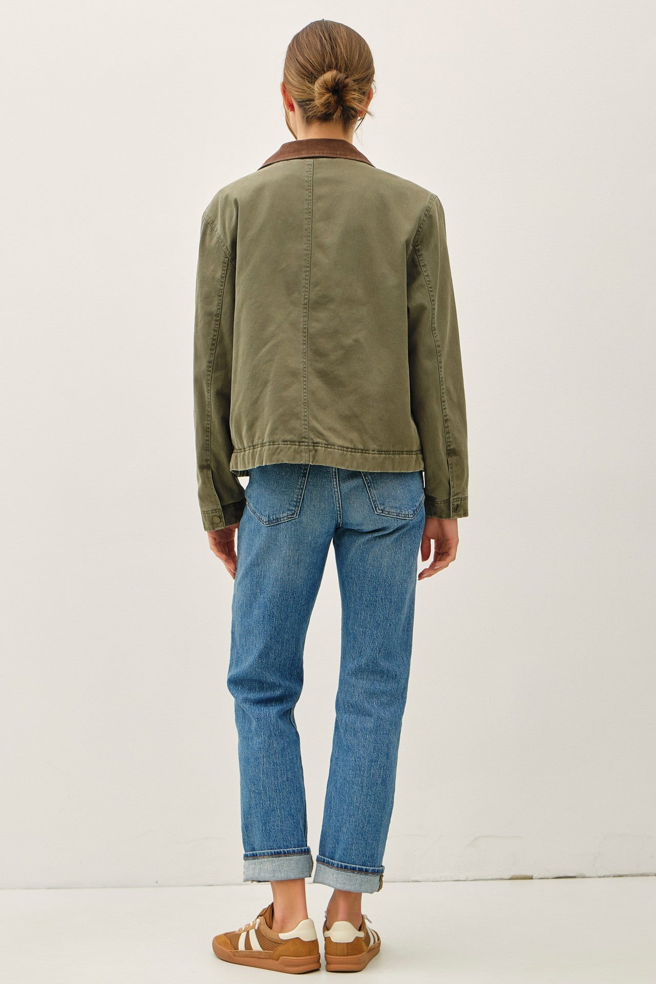 Rugged yet refined, the Henrietta barn jacket combines structured canvas with a corduroy collar for timeless utility style.