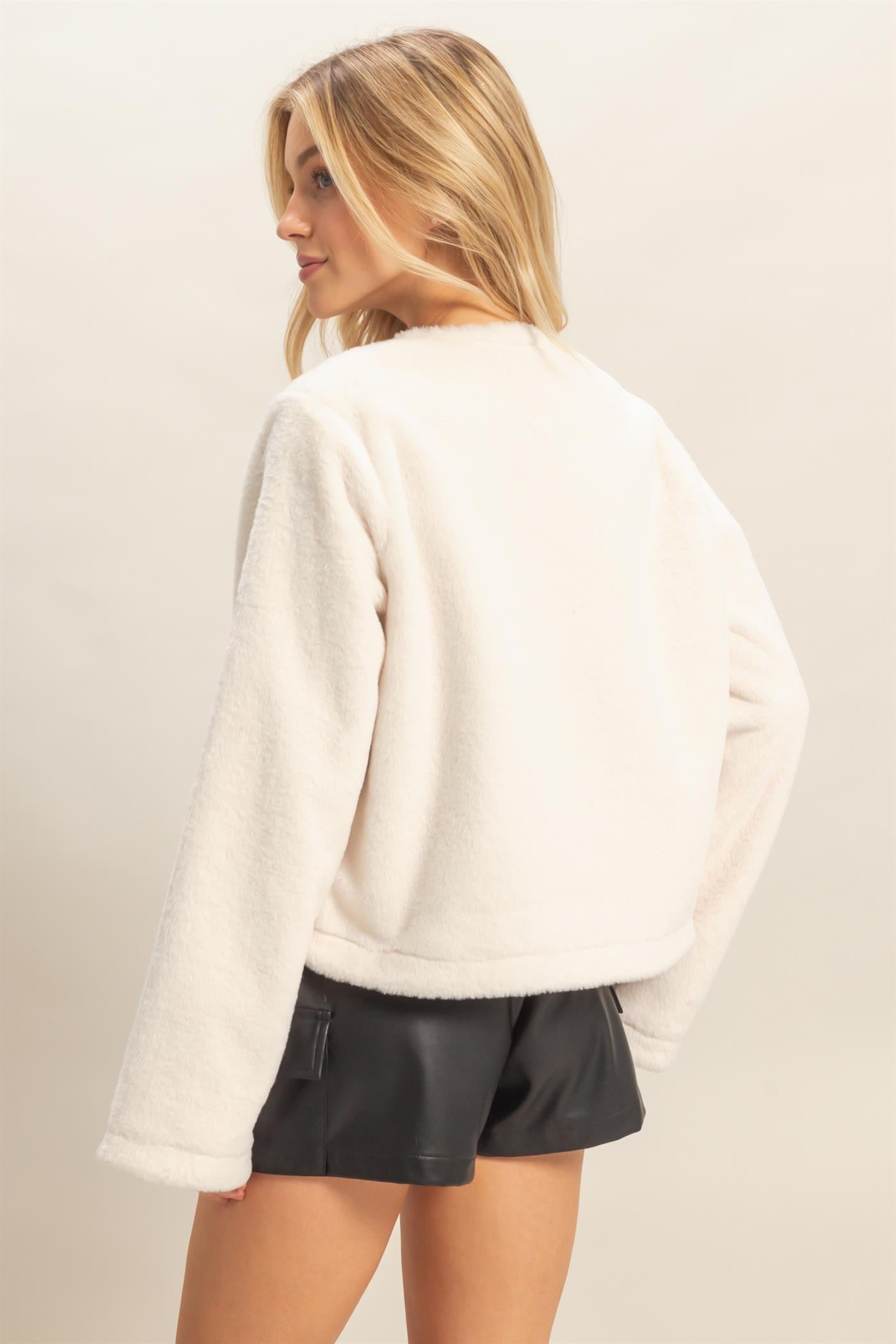 A classic woven jacket with three front toggles and a straight-cut silhouette for timeless layering.
