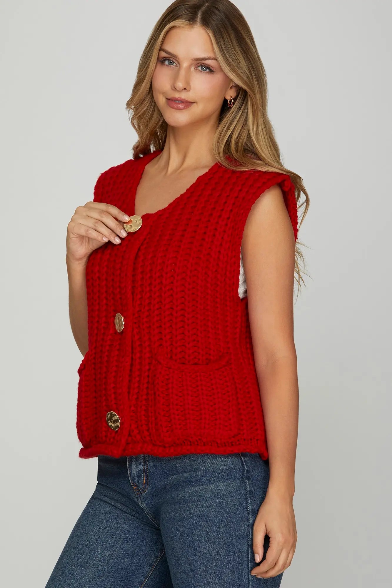 The Isaline vest delivers cozy texture and modern versatility in a sleeveless chunky knit.