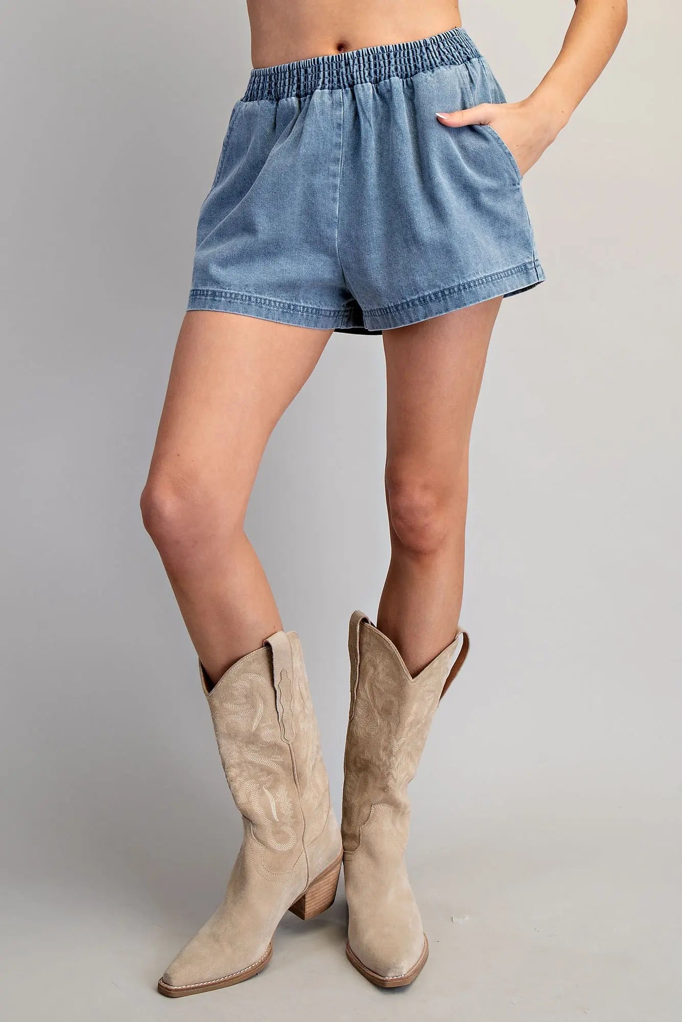 Mid rise pull-on denim shorts with side pockets