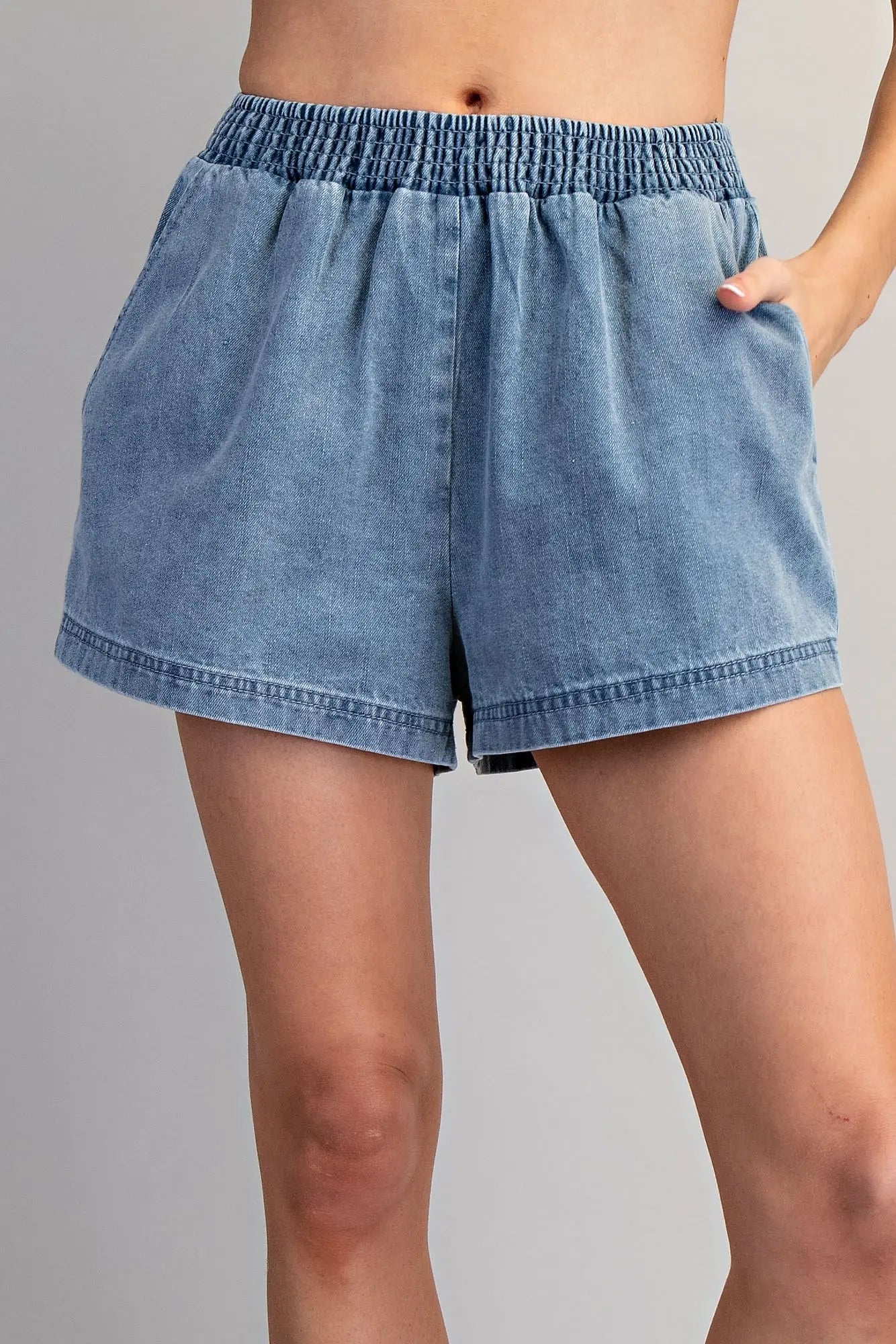 Mid rise pull-on denim shorts with side pockets