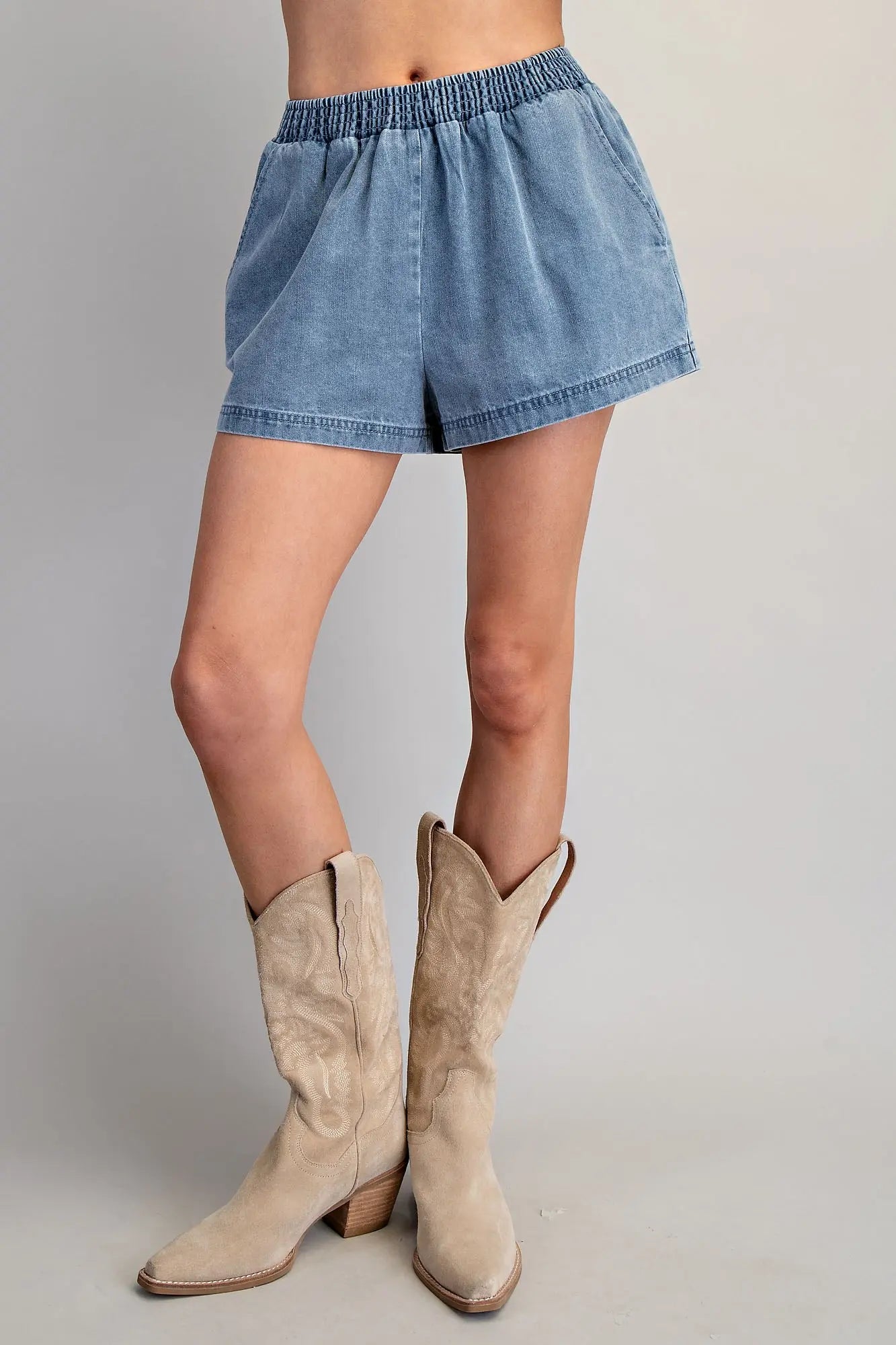 Mid rise pull-on denim shorts with side pockets