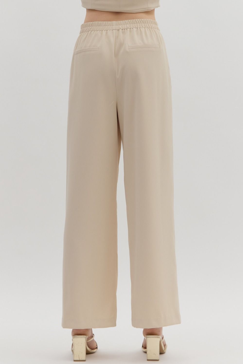 Elevate your everyday wardrobe with these solid high-waisted tailored pants—perfect for workwear, office looks, or polished casual outfits and featuring an easy, pull-on design.