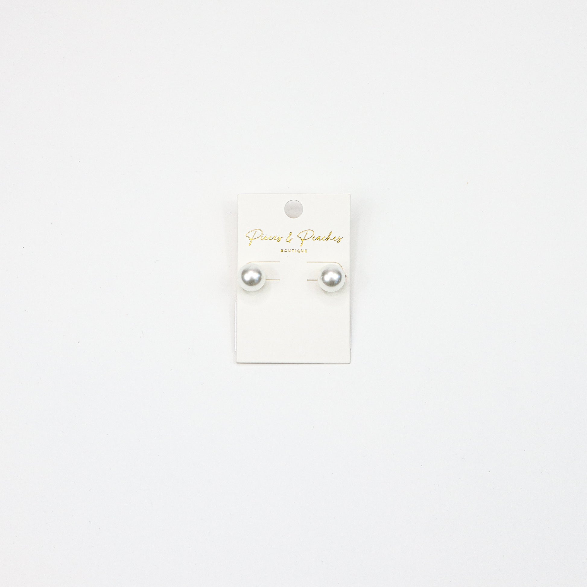 Classic pearl stud earrings with a luminous finish, perfect for a timeless and sophisticated look