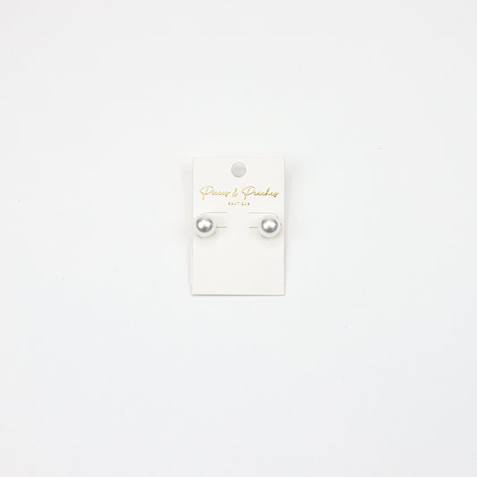 Classic pearl stud earrings with a luminous finish, perfect for a timeless and sophisticated look