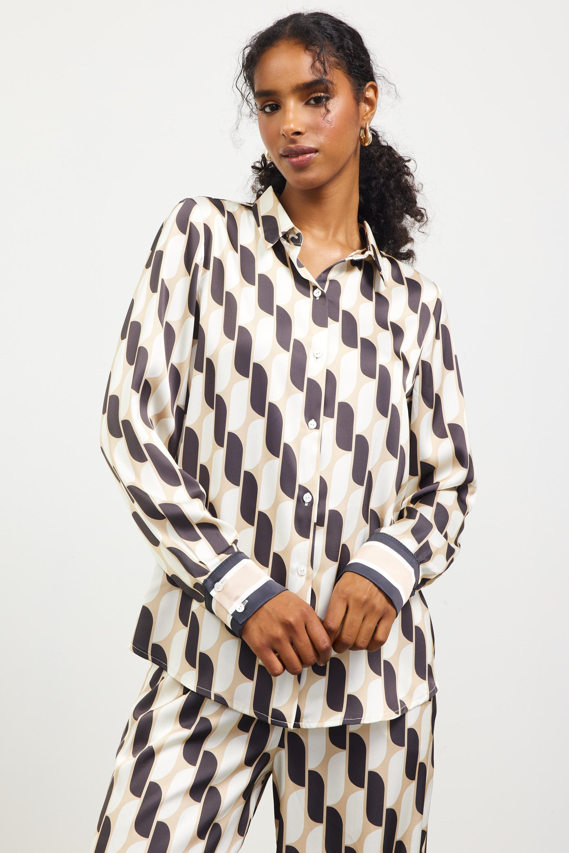 Lightweight printed button-down shirt for a polished yet effortless everyday look.