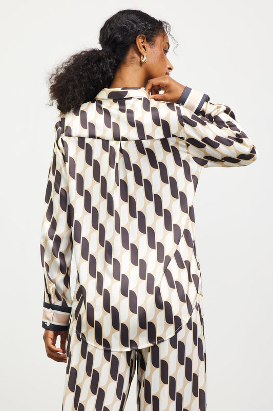 Lightweight printed button-down shirt for a polished yet effortless everyday look.