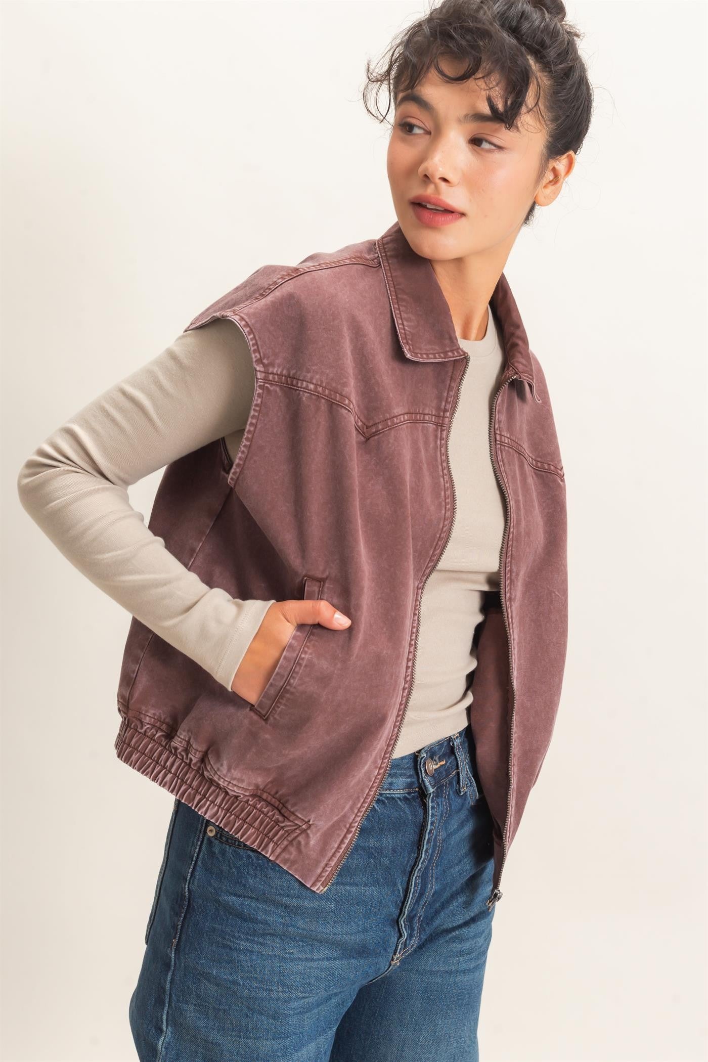Modern utility meets everyday comfort in this mineral wash zip-up vest, featuring a structured collar, relaxed fit, and sporty elastic hem.
