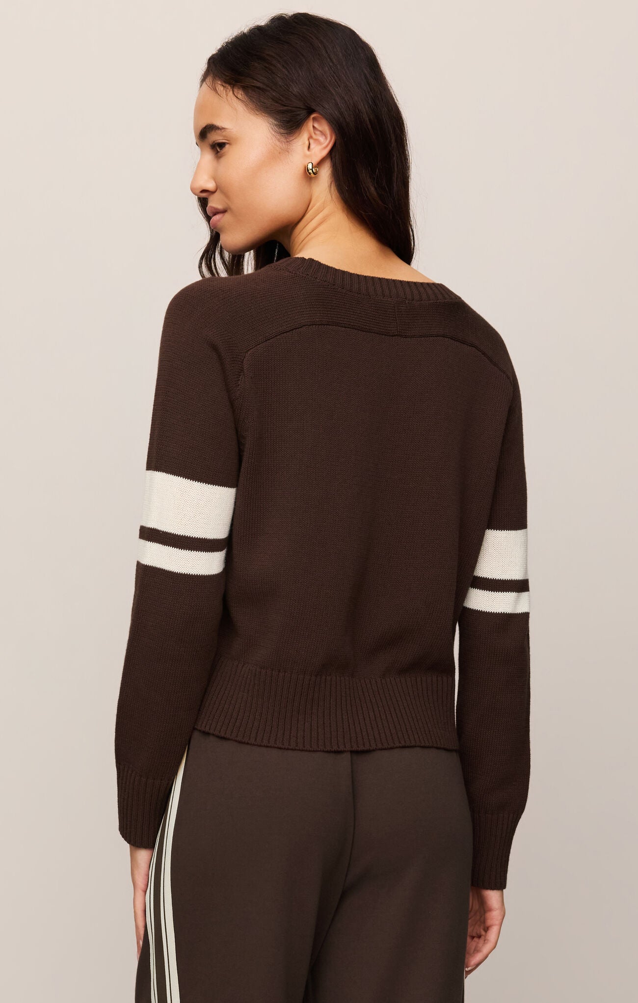 A timeless 100% cotton crewneck sweater designed with a lightweight knit and effortless silhouette for everyday comfort and classic style.