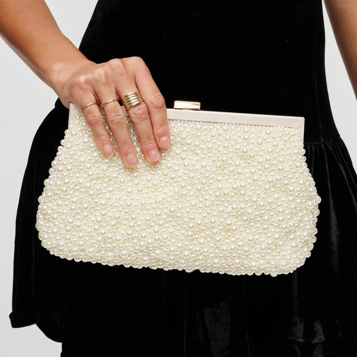 Make every entrance sparkle with this glamorous beaded evening clutch, featuring elegant gold-tone hardware, a detachable chain strap, and a polished top-clasp closure.