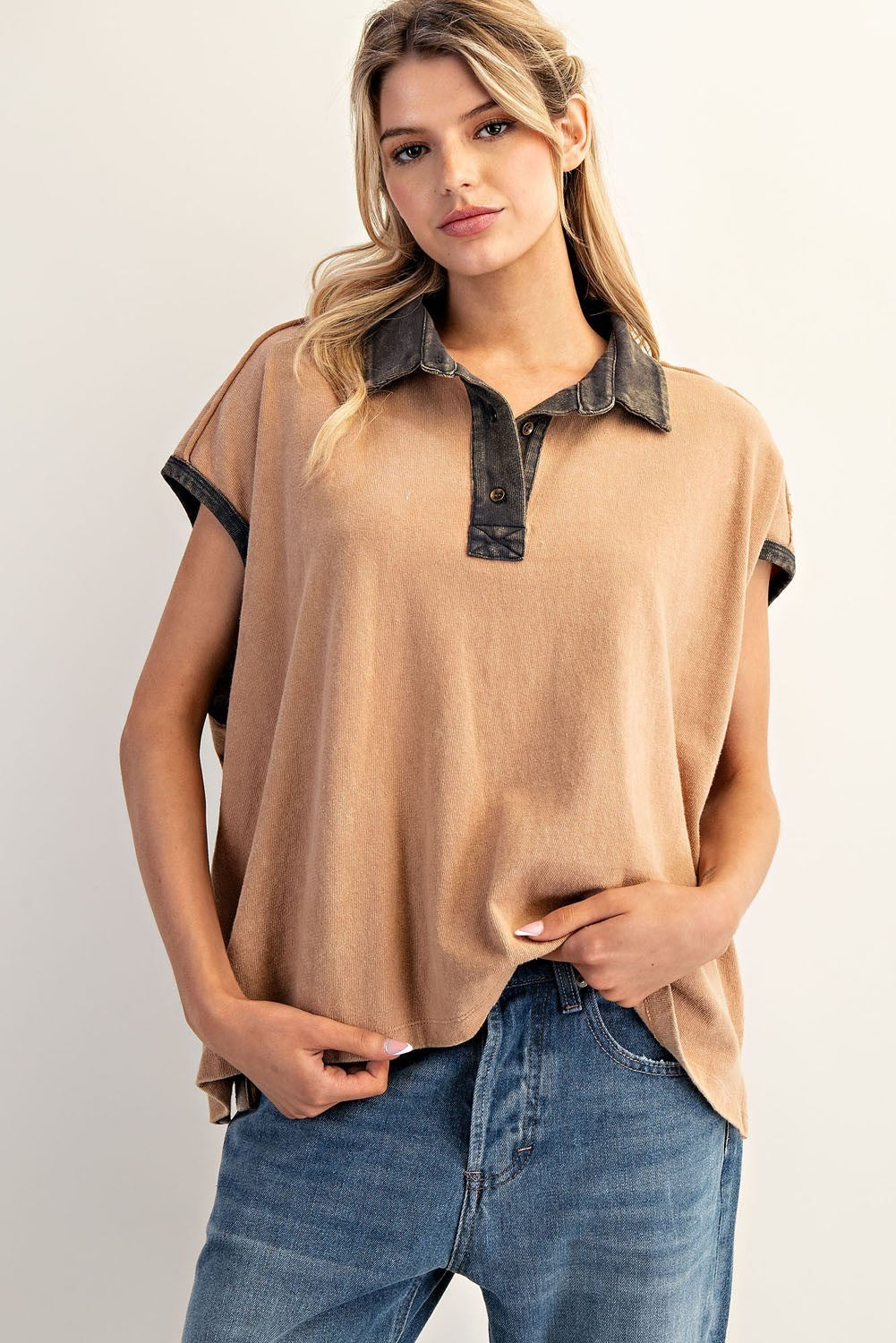 Sleeveless boxy top with contrast collar and sleeve cuffs in a softly washed finish.