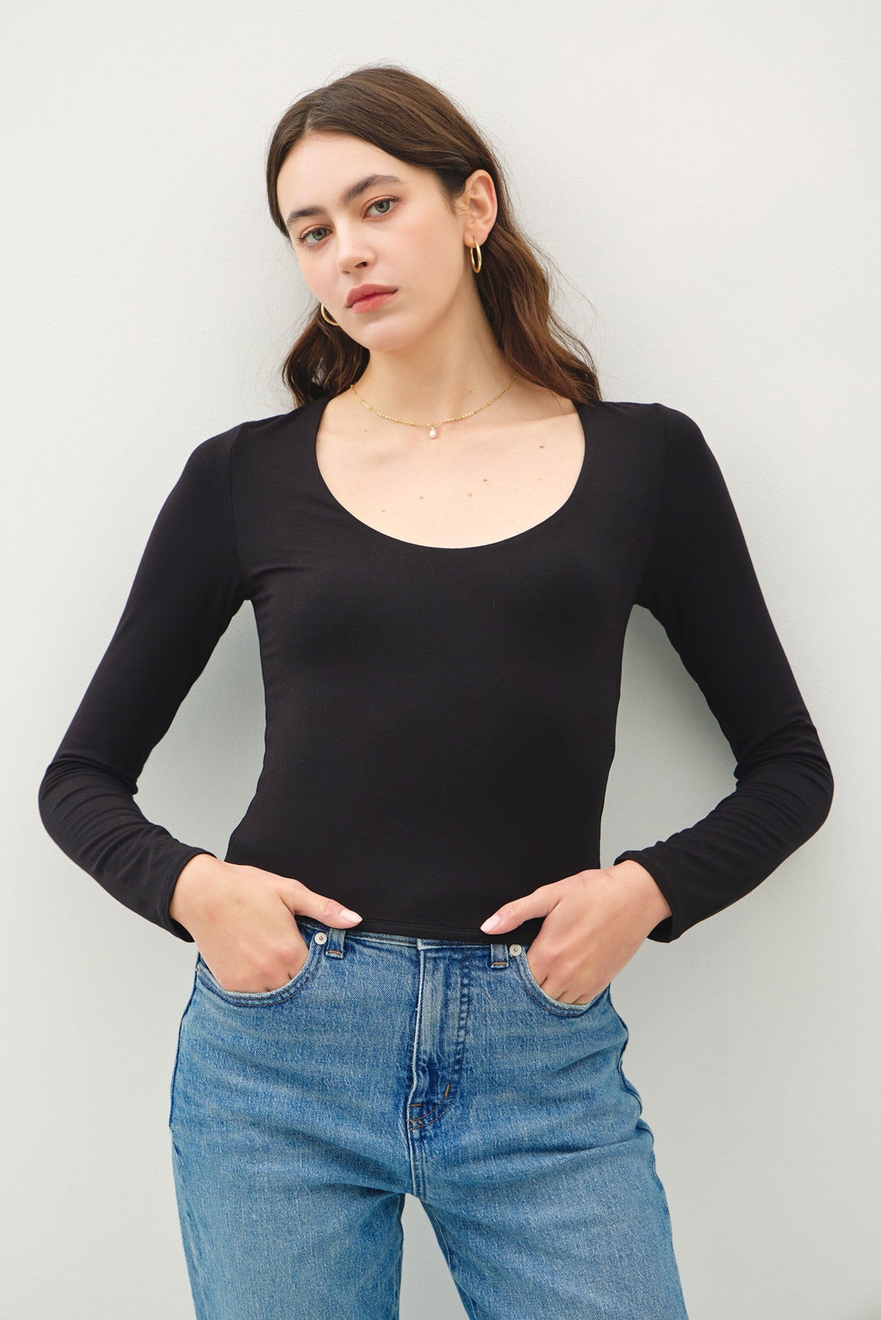 Slim fit scoop neck crop top with stretch for everyday layering.

