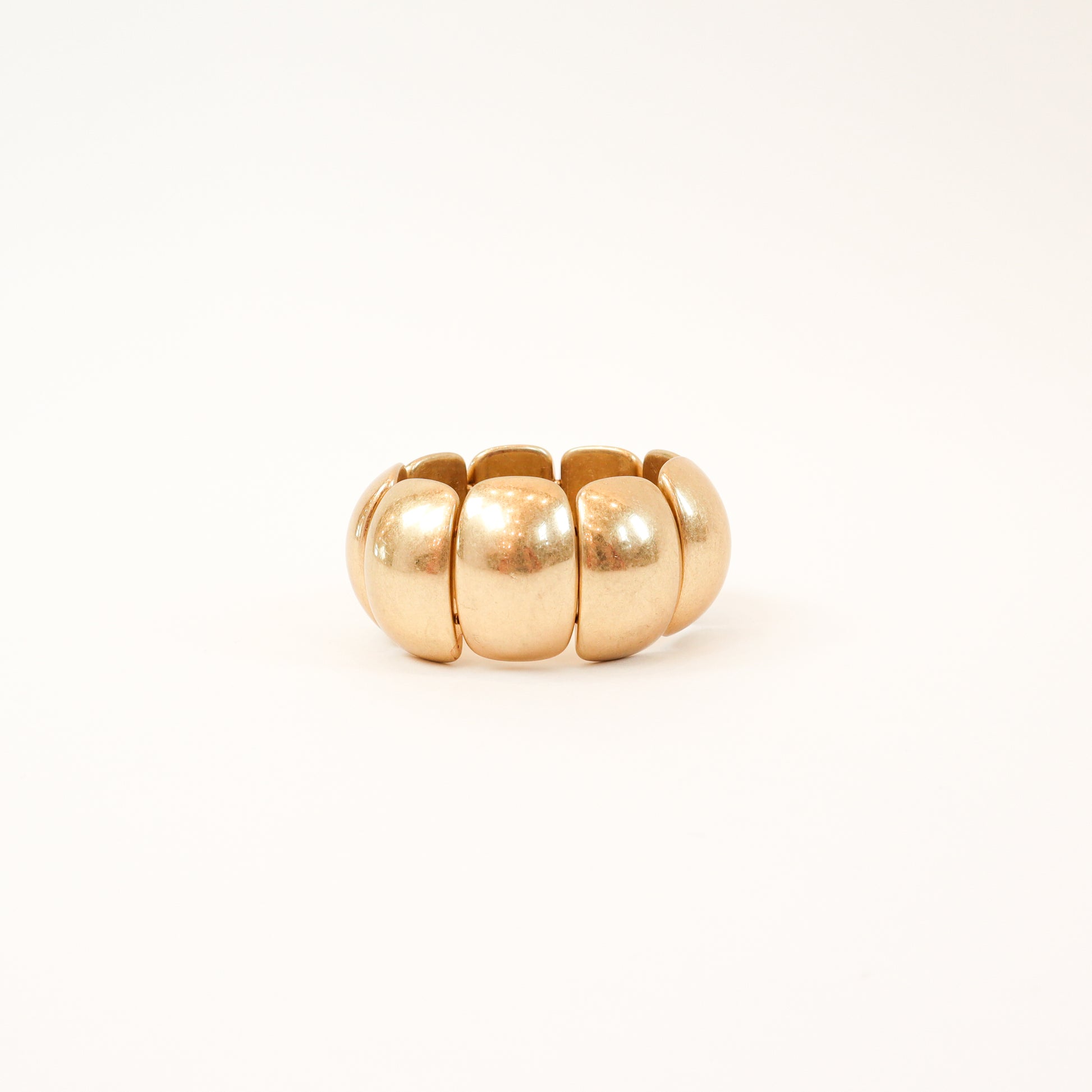 A bold and stylish chunky stretch bracelet featuring dome-shaped panels in gold or silver, adding a statement-making touch to any outfit.

