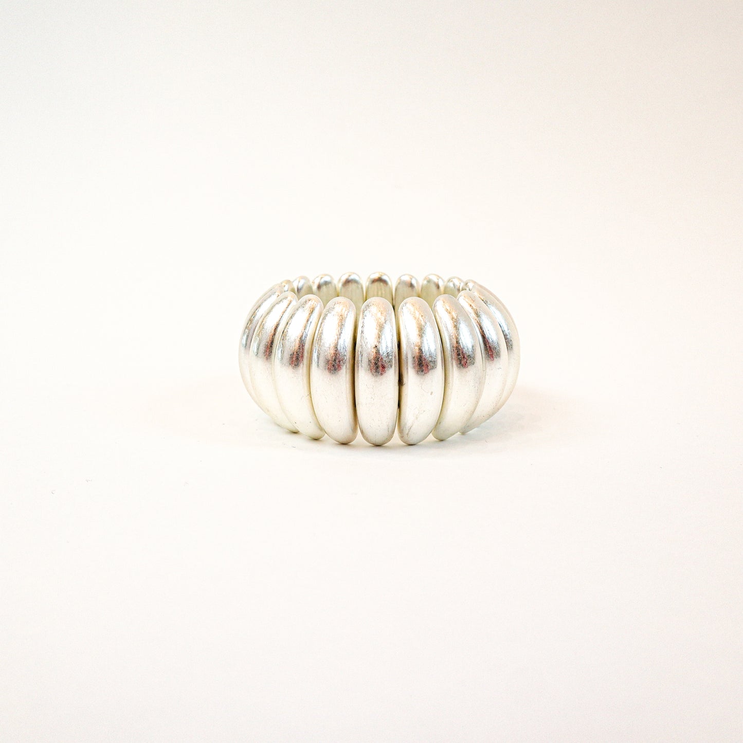 A bold and stylish chunky stretch bracelet featuring dome-shaped panels in gold or silver, adding a statement-making touch to any outfit.
