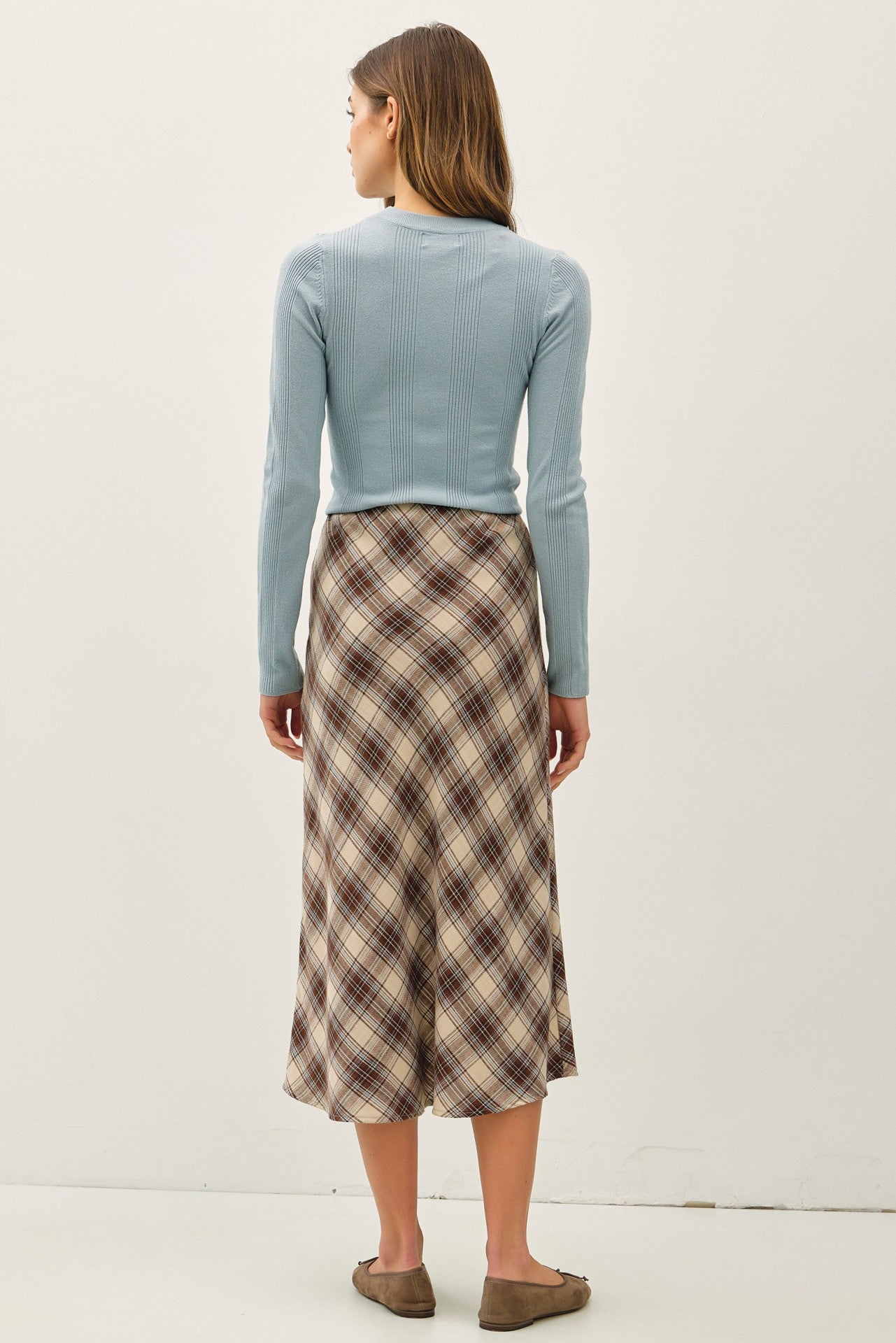 The Della Skirt offers a flattering fit-and-flare silhouette, high-rise comfort, and easy pull-on styling for effortless everyday wear.

