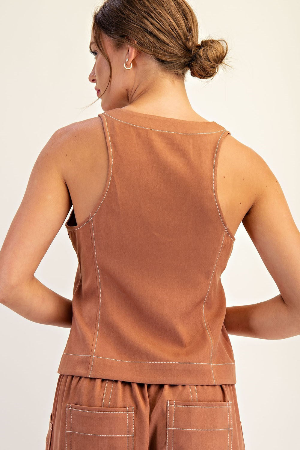 The Elara Soft Washed Vest blends casual comfort with tailored sophistication through its pointed hem and contrast topstitching.

