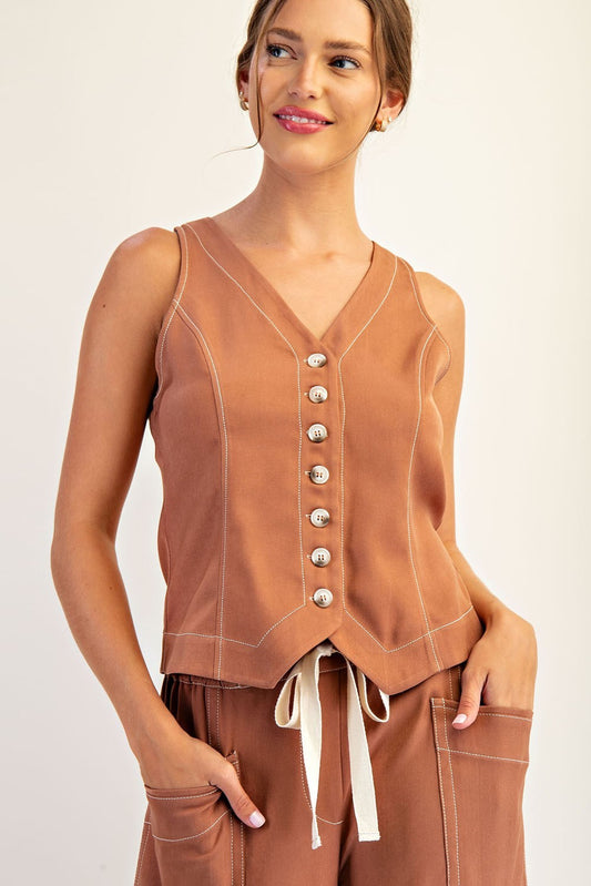 The Elara Soft Washed Vest blends casual comfort with tailored sophistication through its pointed hem and contrast topstitching.

