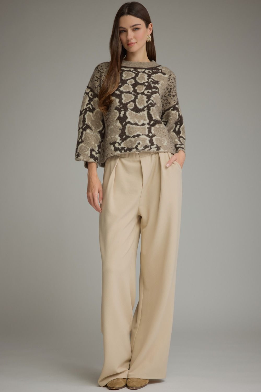 A stylish abstract print knit top featuring a classic round neckline, relaxed wide sleeves, and a cozy medium-weight feel.

