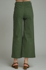 Classic cropped woven pants featuring a tailored silhouette, functional pockets, and effortless everyday versatility.
