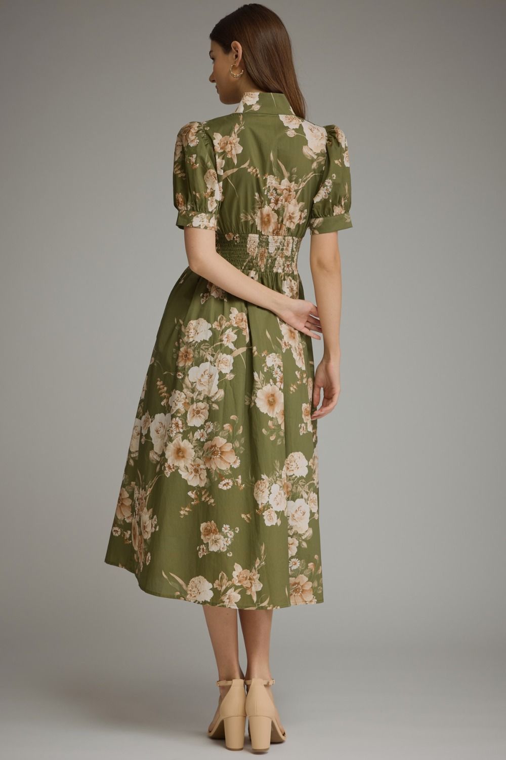 A feminine floral midi dress featuring short puff sleeves, a chic stand collar, a front zipper, and a flattering smocked waist.
