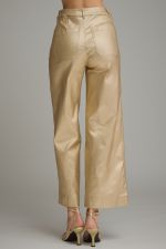 Shine with effortless sophistication in these metallic wide-leg pants featuring a flattering silhouette, classic pockets, and a comfortable touch of stretch.

