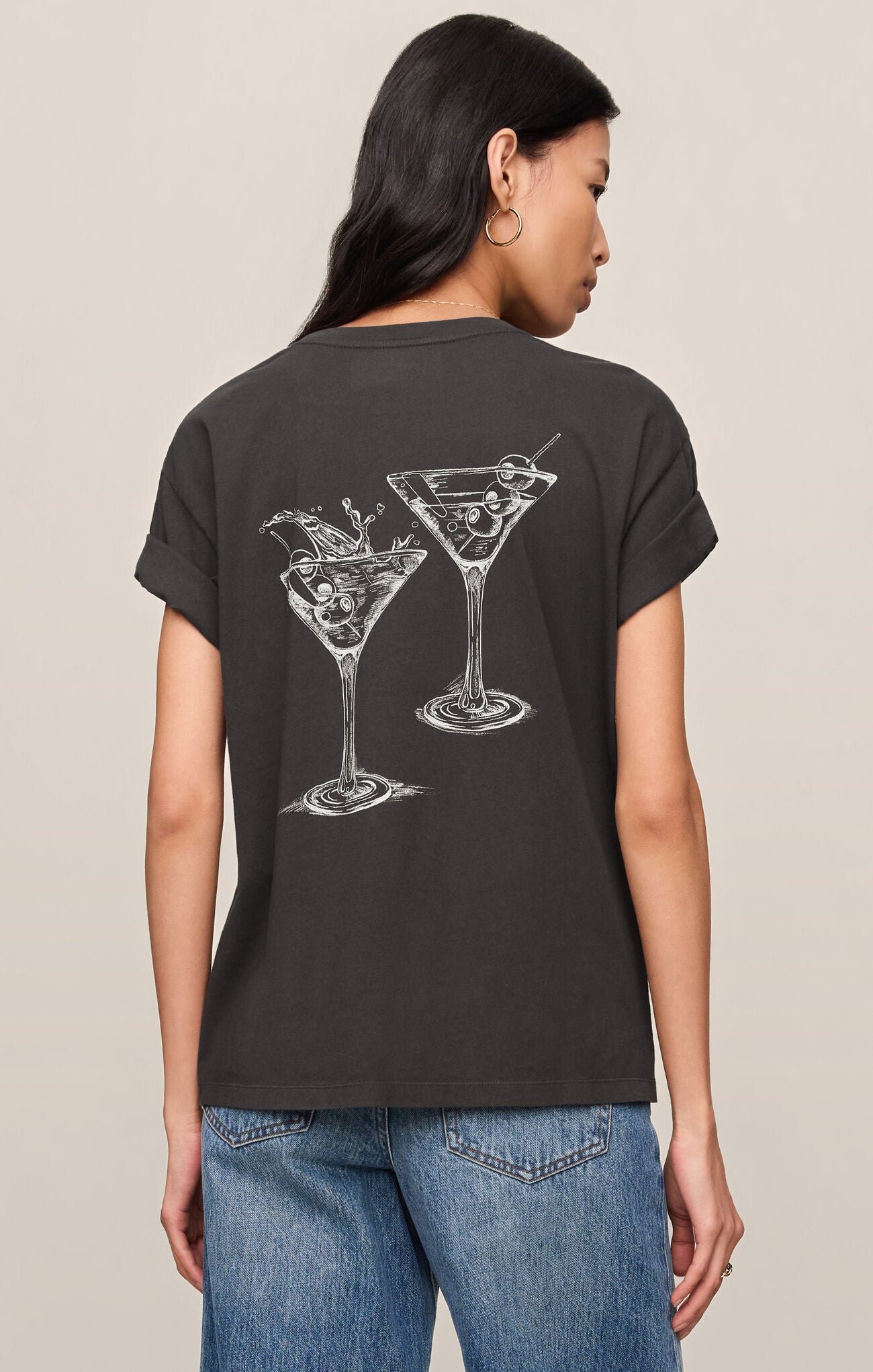 Shake up your everyday style with this relaxed 100% cotton graphic tee featuring a playful martini design and an effortlessly cool oversized fit.