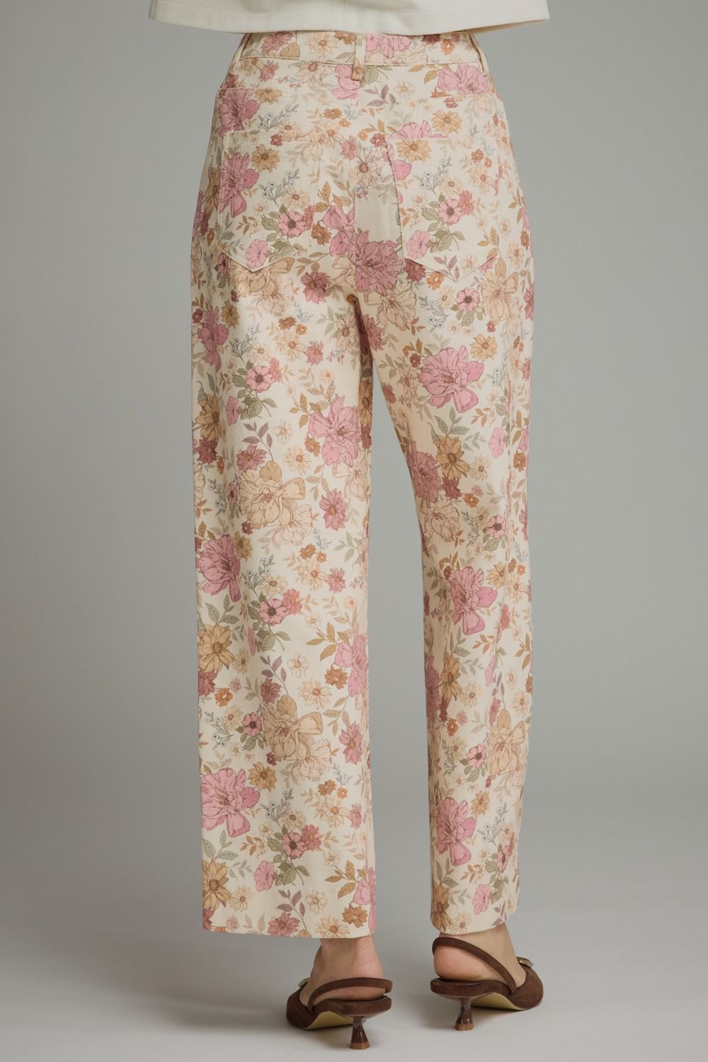 Lightweight floral woven pants featuring front seam detailing, a tailored straight-leg silhouette, and everyday versatility.
