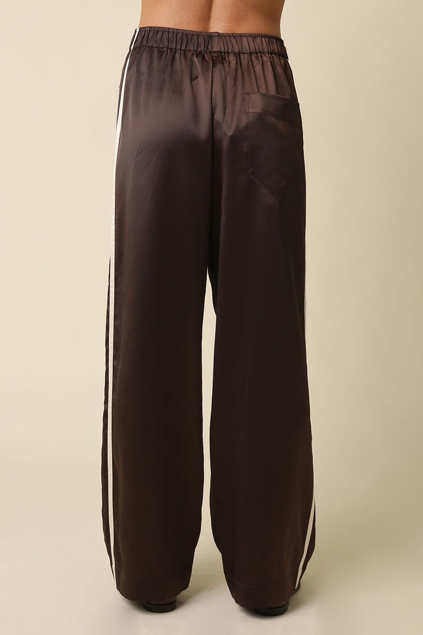 Relaxed straight-leg pants featuring a sporty contrast side stripe, comfortable elastic waistband, and lightweight woven fabric for effortlessly polished everyday style.


