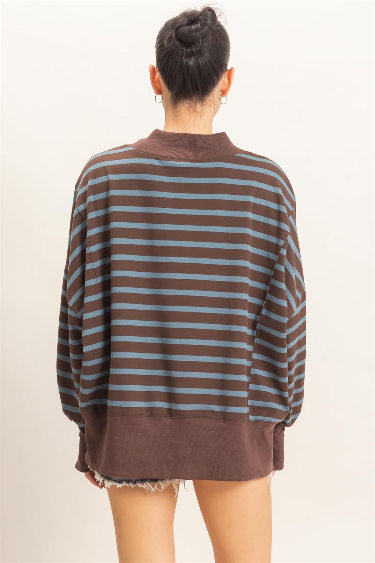 A relaxed striped sweatshirt featuring a cozy mock neck, ribbed cuffs, and a split hem for effortless everyday style.

