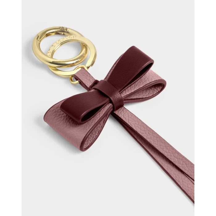 Our Bow Charm Keyring in Black Cherry features a sweet bow-shaped design, stamped with the sweet sentiment ‘Bestie’. Finished with gold-tone signature charm detailing.

