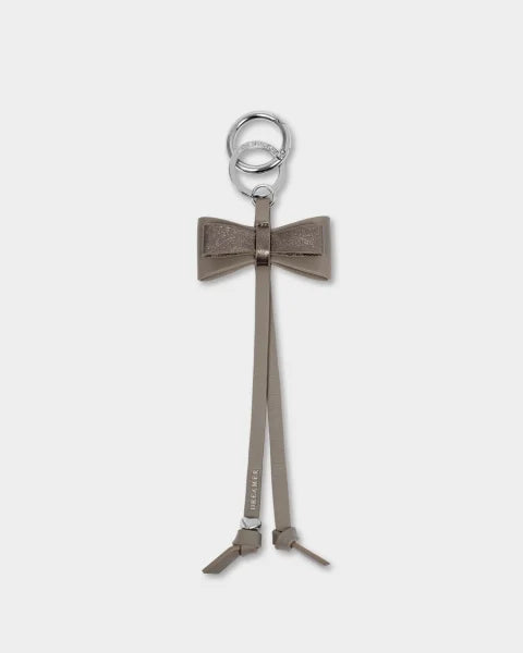 Our Bow Charm Keyring features a sweet bow-shaped design, stamped with the sweet sentiment ‘Dreamer’. Finished with silver-tone signature charm detailing.


