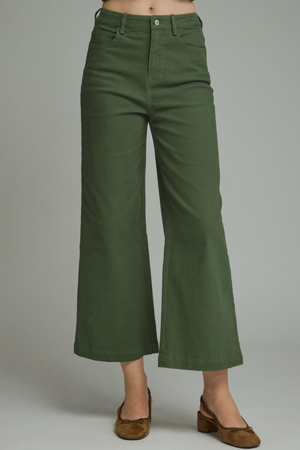 Classic cropped woven pants featuring a tailored silhouette, functional pockets, and effortless everyday versatility.

