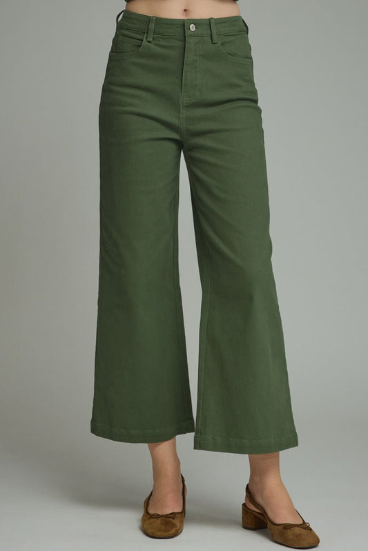 Classic cropped woven pants featuring a tailored silhouette, functional pockets, and effortless everyday versatility.
