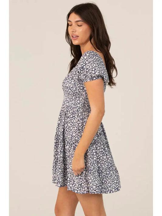 Short-sleeved mini dress with a ditsy floral print and V-neckline