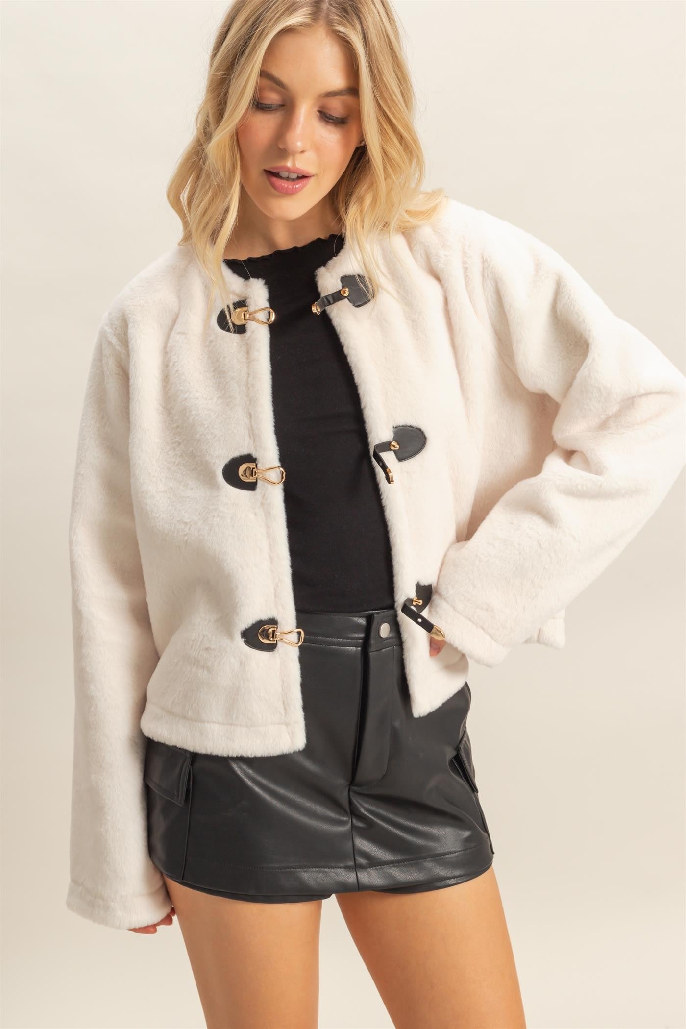 A classic woven jacket with three front toggles and a straight-cut silhouette for timeless layering.
