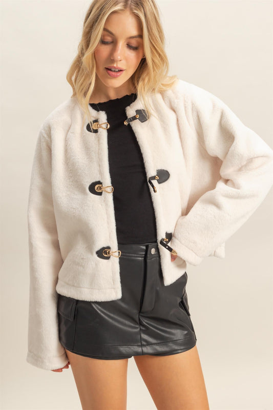 A classic woven jacket with three front toggles and a straight-cut silhouette for timeless layering.
