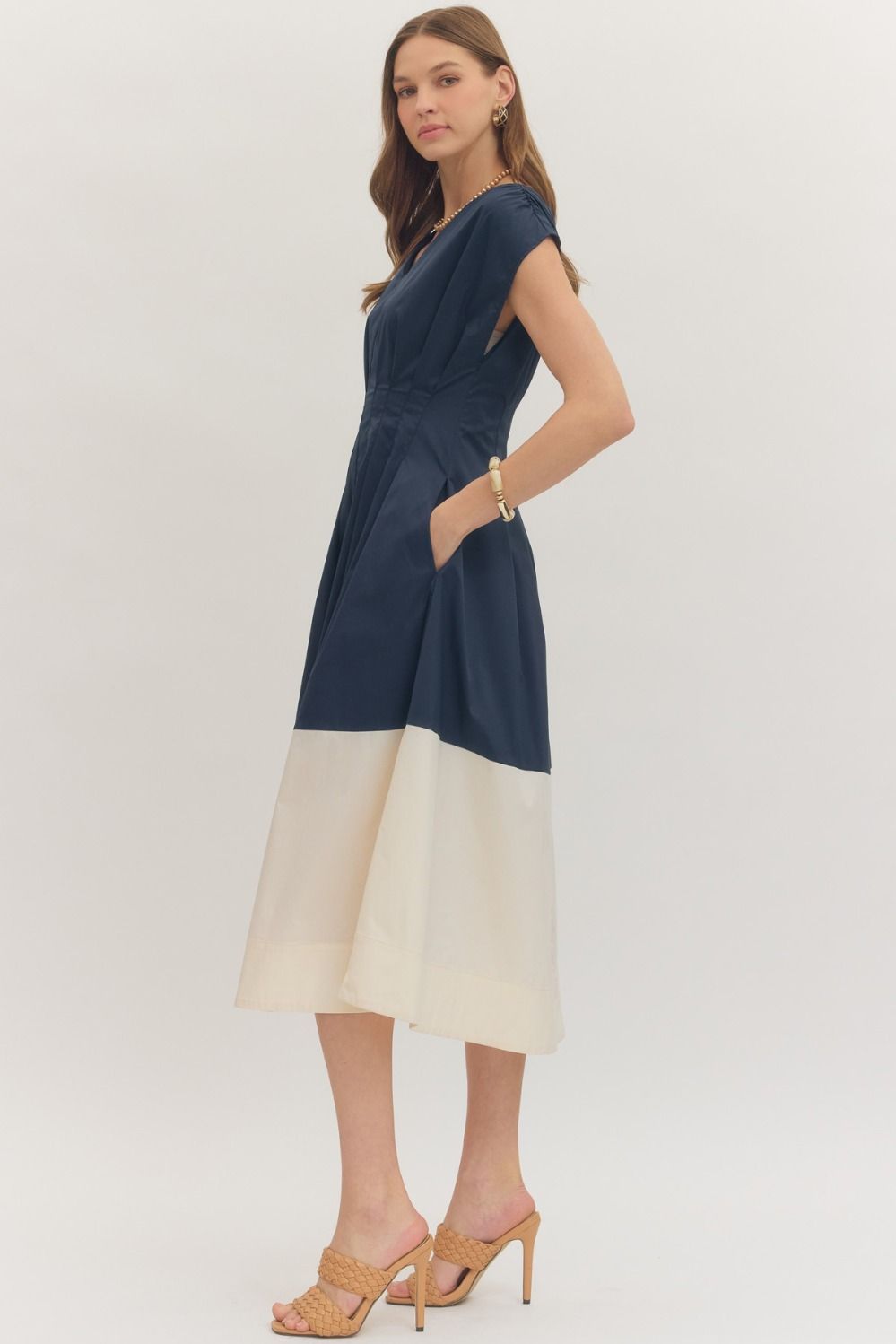  Colorblock Hem Midi Dress features a flattering pleated waist, cap sleeves, and a bold contrast hem 
