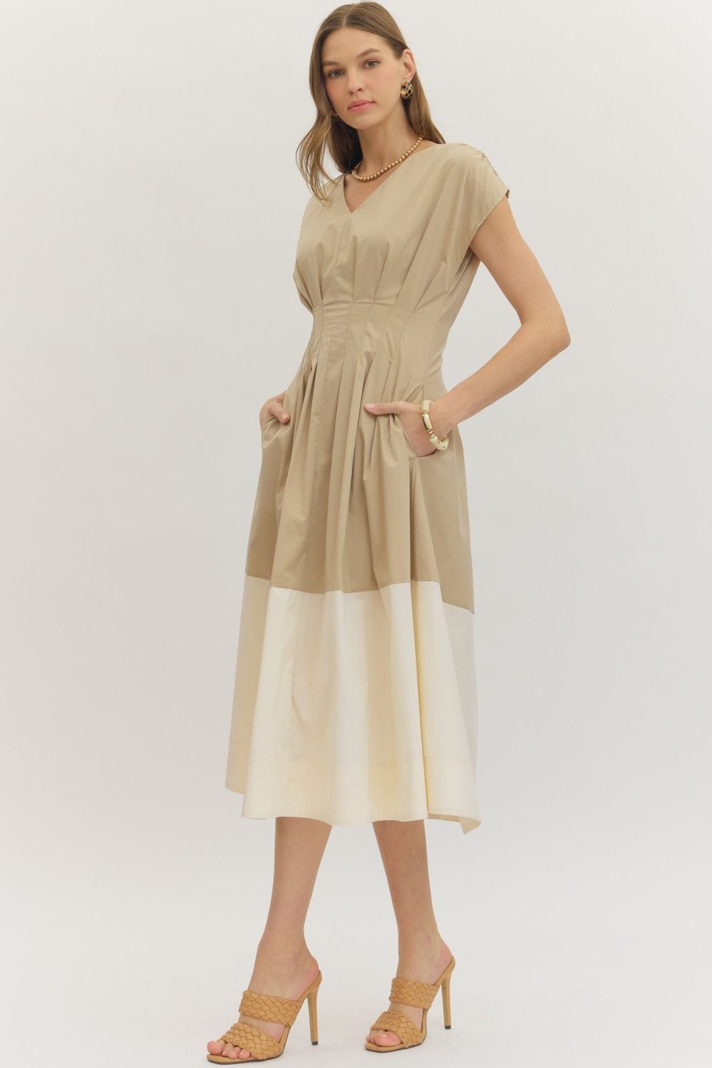  Colorblock Hem Midi Dress features a flattering pleated waist, cap sleeves, and a bold contrast hem 